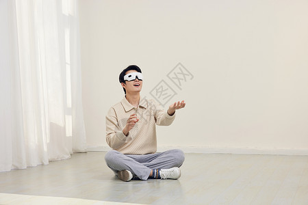 VR家装在空房间使用vr模拟家装的男性背景