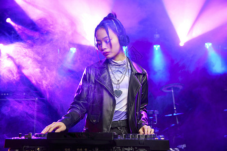 年轻夜店女DJ演出高清图片