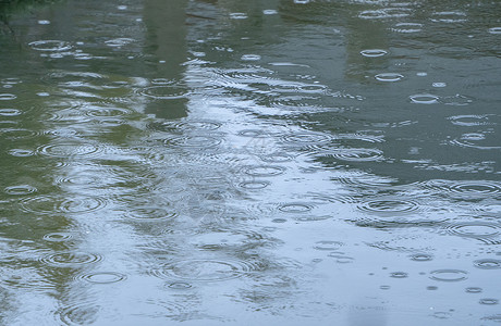 湖面雨水泛起的涟漪背景图片