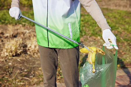 捡垃圾地球环保志愿者捡拾香蕉皮背景