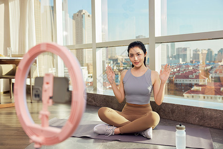 线上平台线上直播运动教学的年轻女性背景