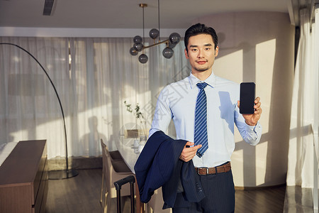 商务男性展示手机图片