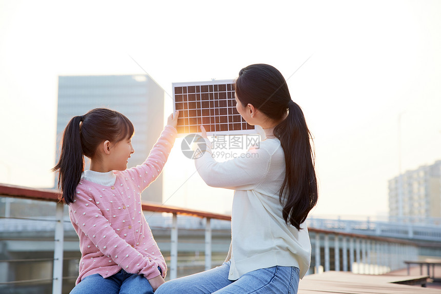 妈妈带女儿户外体验太阳能板图片