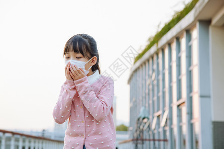 感染病毒户外咳嗽戴口罩的小女孩背景
