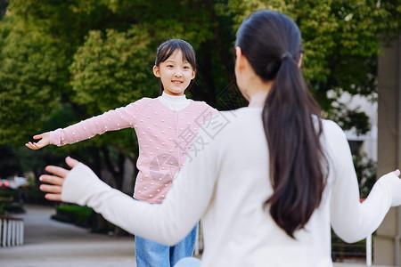 妈妈和女儿相互拥抱高清图片