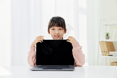 小女孩展示电脑屏幕背景图片