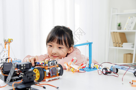 研究编程机器人的小女孩高清图片