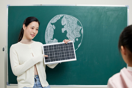 学习板手拿太阳能发电板的女老师背景