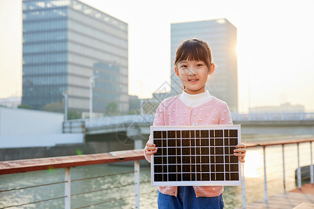 手拿太阳能面板的小女孩高清图片
