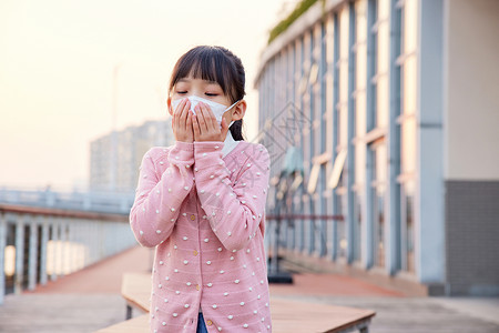 预防感冒弹窗户外咳嗽戴口罩的小女孩背景