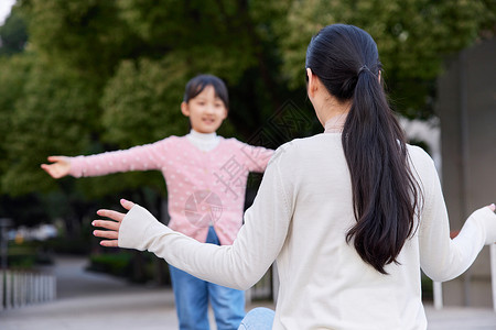 妈妈和女儿拥抱妈妈和女儿相互拥抱背景