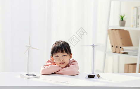 观察太阳能风力发电的小女孩图片