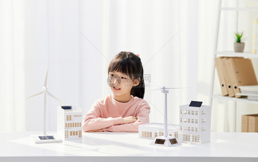 小女孩观察太阳能发电装置图片