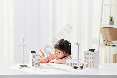 观察太阳能发电装置的小女孩图片