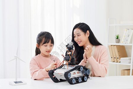 智能玩具妈妈陪女儿体验steam编程背景