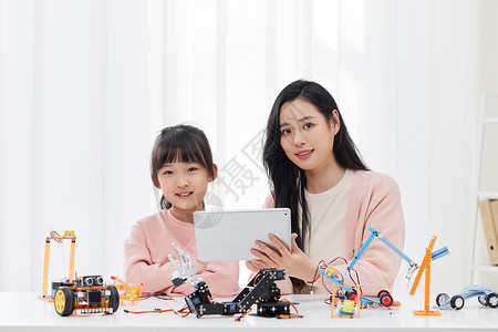 机器人老师课外老师教小女孩操作编程背景