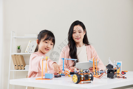 乐高机器人妈妈教女儿操作编程机器人背景