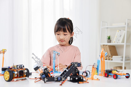 组装编程机器人的小女孩背景图片