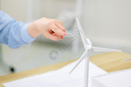 低碳办公办公桌上的风车模型背景