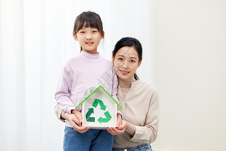 保护地球妈妈手拿环保可回收标志母女背景