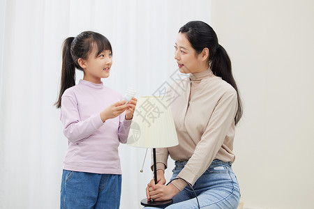 妈妈和女儿一起倡导节能环保高清图片