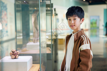 博物馆里参观的小男孩背景图片