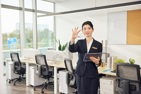 科技房产女性销售手拿透明板操作虚拟屏幕背景