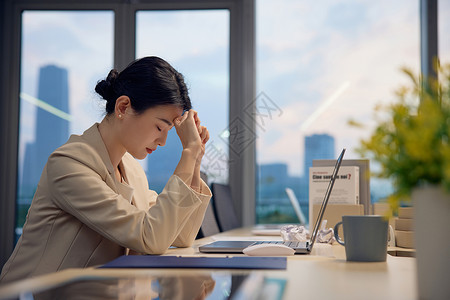 公司休息加班疲惫的职场女性背景