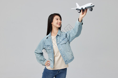青年女性手拿飞机模型图片