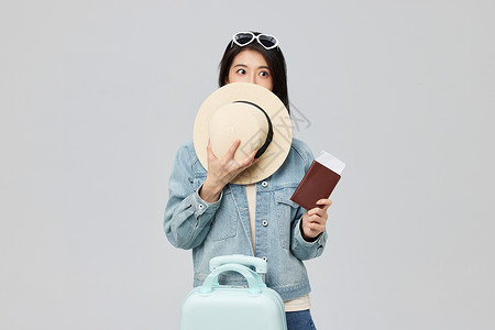 外出旅游的青年女性手拿护照图片