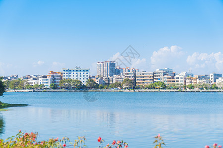 湛江金沙湾晴天去有蓝天有湖边的小镇旅游背景