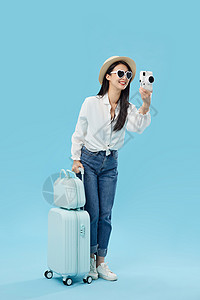 手拖手机拖行李箱的女子相机拍照背景
