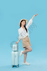 外出旅游拉行李箱的青年女子背景图片