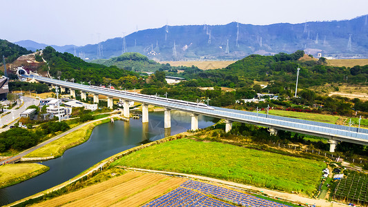 赣穿过田园河流的高铁背景