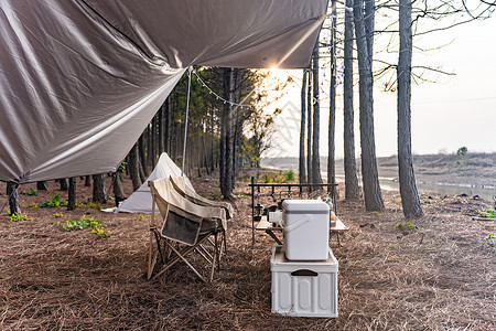 厨具背景图户外露营营地日落时在森林里露营背景