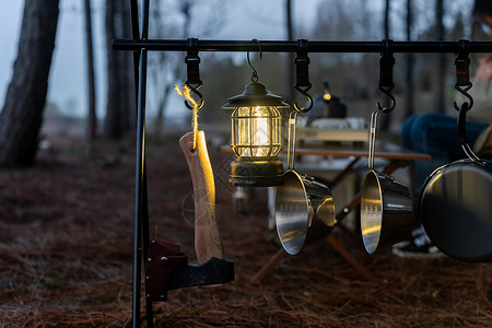 夜晚户外树林里露营营地亮着灯高清图片