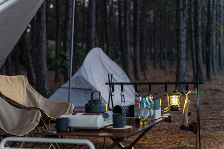 夜晚户外树林里露营营地亮着灯图片