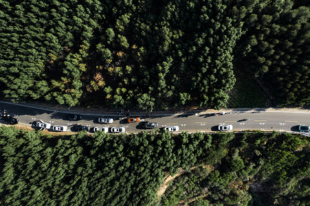 俯拍平潭岛网红海滨公路和车辆图片