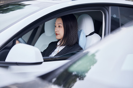 驾驶新能源汽车的商务女性白领图片