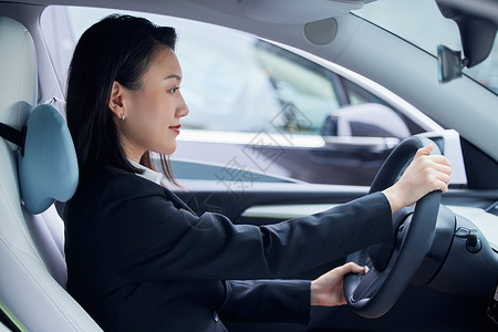 驾驶新能源汽车的商务女性白领图片