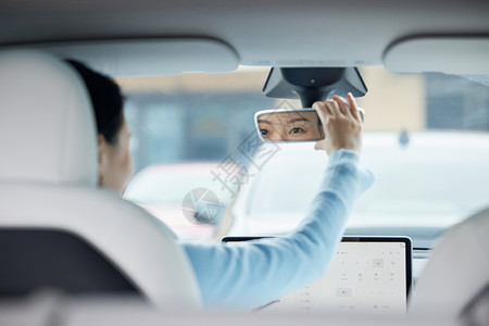 调整车内后视镜的人高清图片