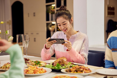 节假日放假通知美女用手机给食物拍照背景
