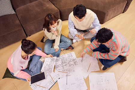 学习小组大学生聚会对着图纸讨论背景