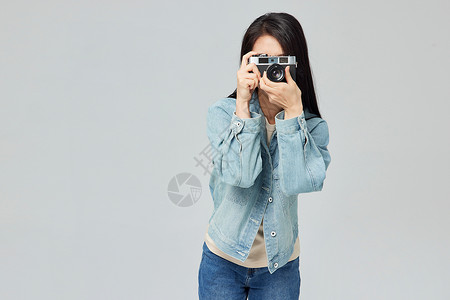 相机拍照的年轻美女图片