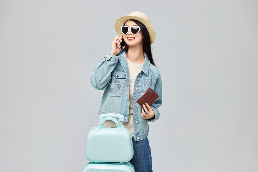 旅游度假女性手机通话图片