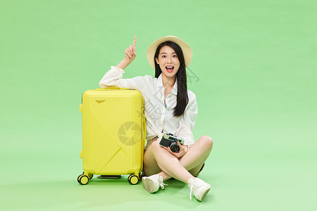 坐在行李箱旁的活力少女图片