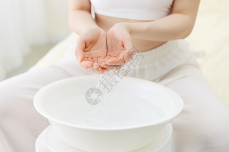 绵滑女人捧水洗脸特写背景