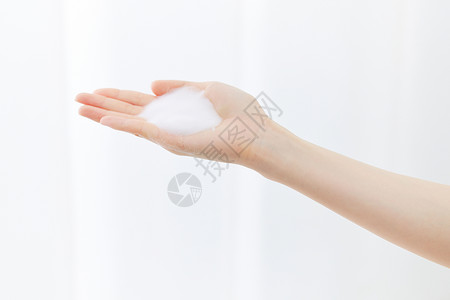 使用泡沫洗手液清洁消毒特写图片