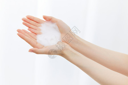 使用泡沫洗手液清洁消毒特写背景图片
