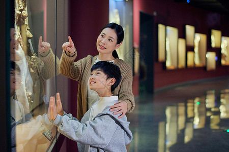 科普展示母子儿童在博物馆参观背景